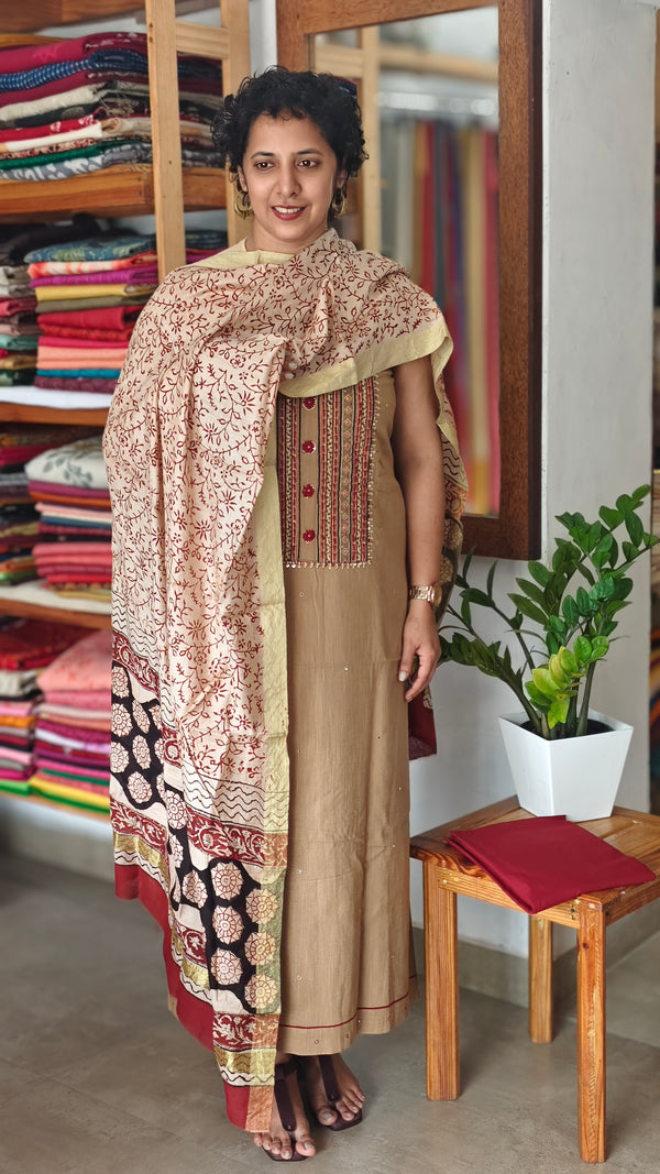 Beige hand embroidered cotton suit - DL72