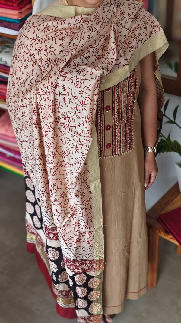 Beige hand embroidered cotton suit - DL72